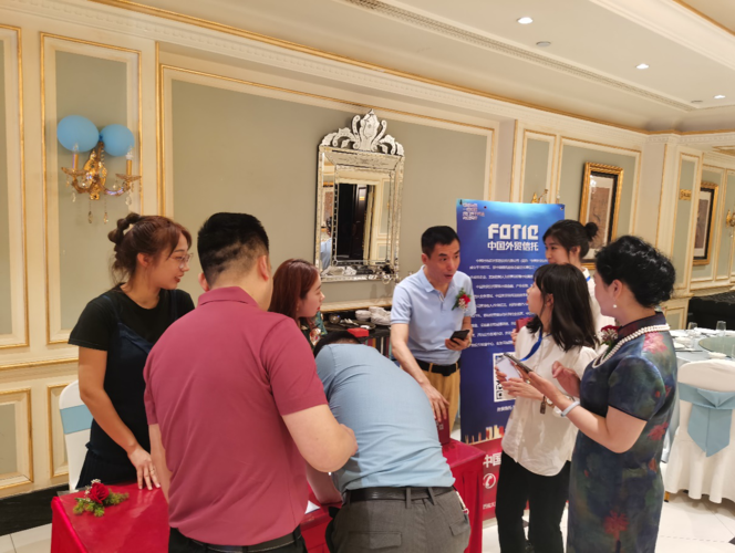 向企業(yè)家協(xié)會的成員具體分析了關(guān)于家族財(cái)富傳承的重要性,介紹了公司